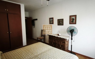 Просторный бунгало с общим бассейном и теннисным кортом, расположенный рядом с гольф-клубом.